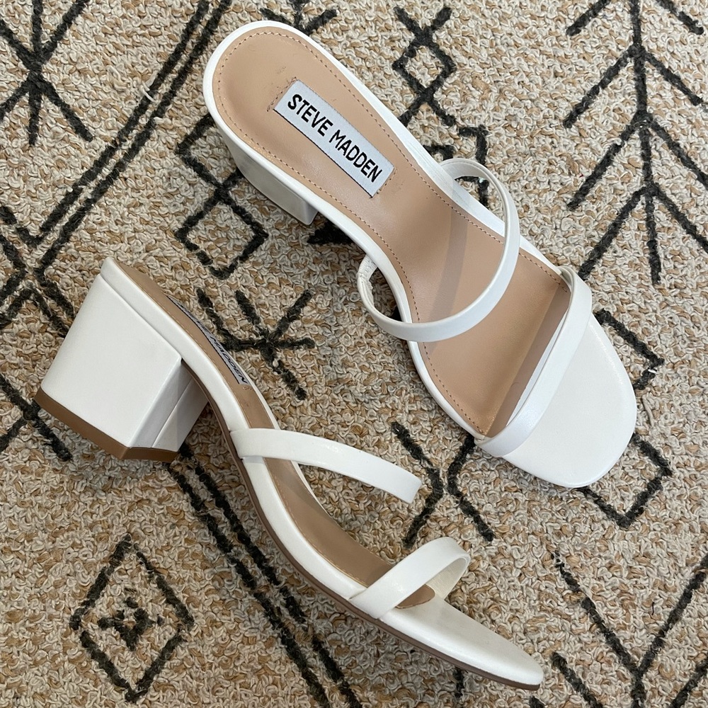 Steve Madden “Issy” sandals in white. Size 7. Only worn once to try on indoors.
